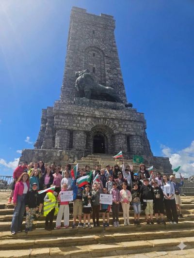Ученици и учители се докоснаха до историята и традициите в Шипка и "Етър" 2